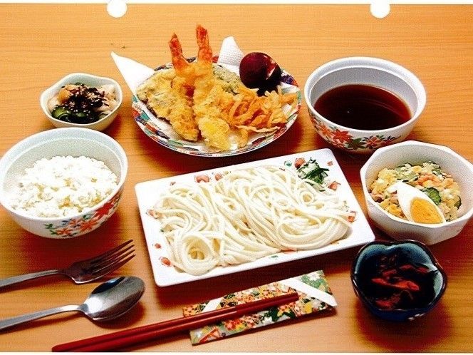 てんぷらや、麺類を組み合わせた食事。食べやすいようスプーンなども添えられている。