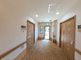 明るく広々とした廊下