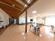 広々とした明るい共用スペース
