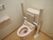洋式のトイレ。きれいで清潔感がある。トイレ自体は普通のものだが、介護用のしっかりした手すりが取り付けられている。
