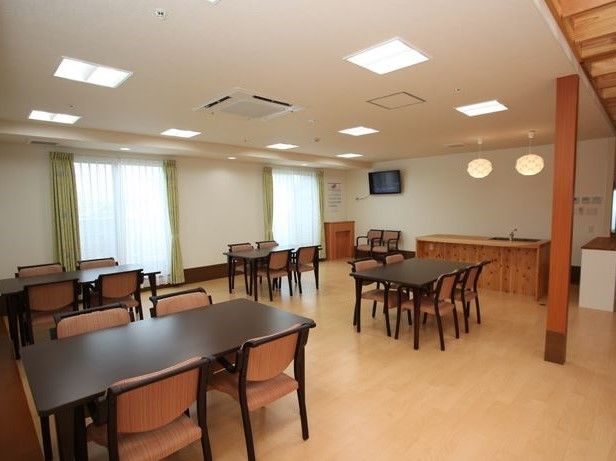 ダイニングテーブルがいくつも置いてある広い部屋。天井から床まである大きな窓からは、明るい光が差し込んでいる。