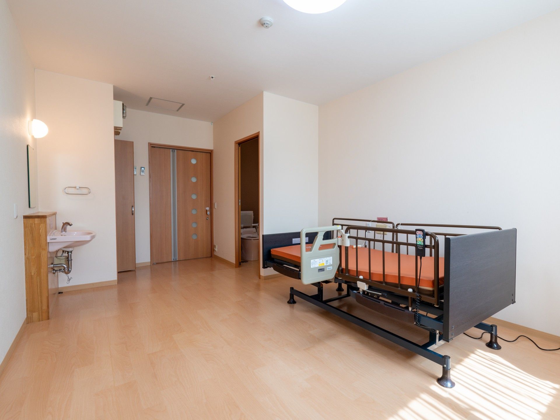 ベッドと洗面台のある部屋