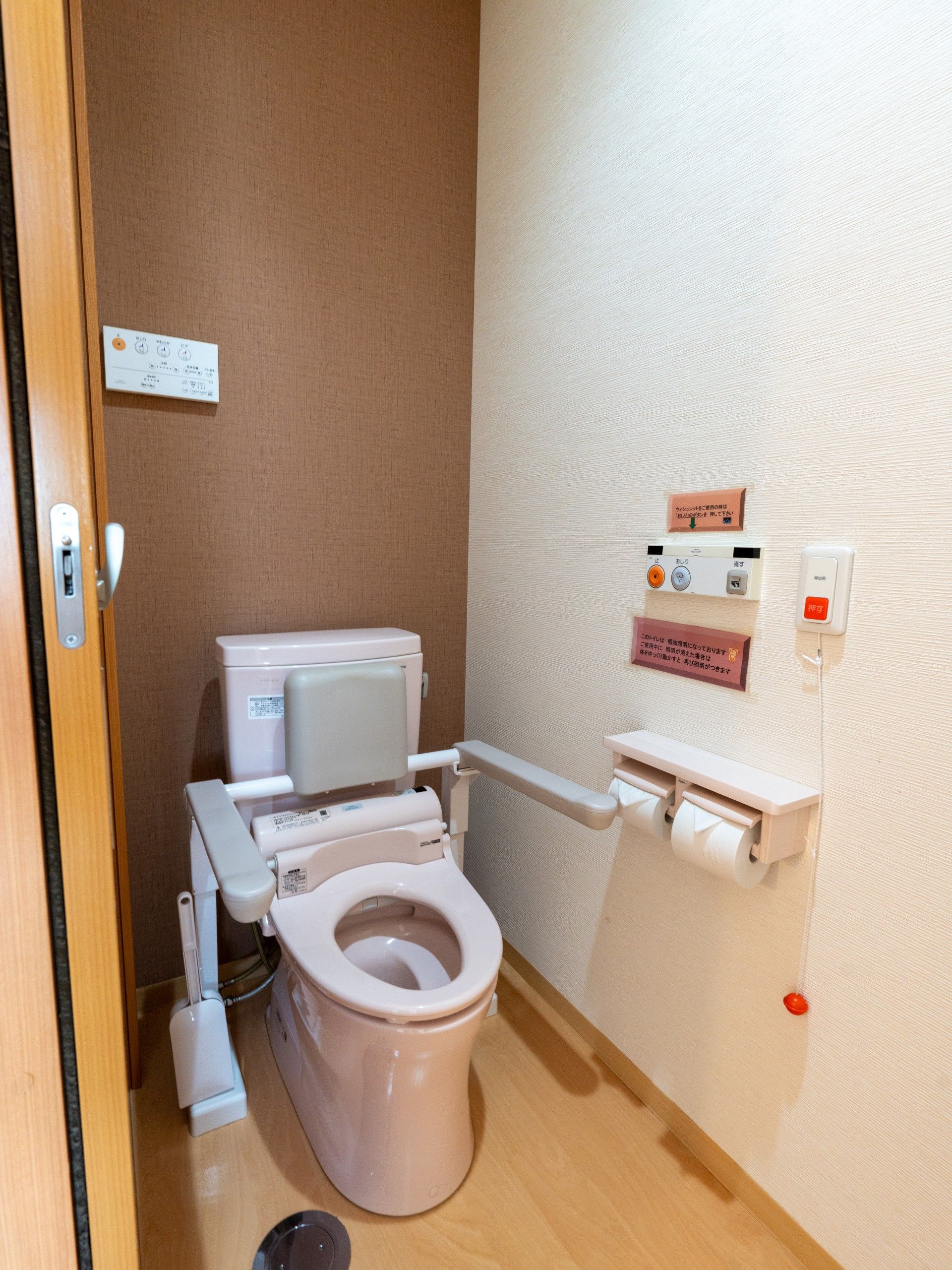 手すり付きのトイレ
