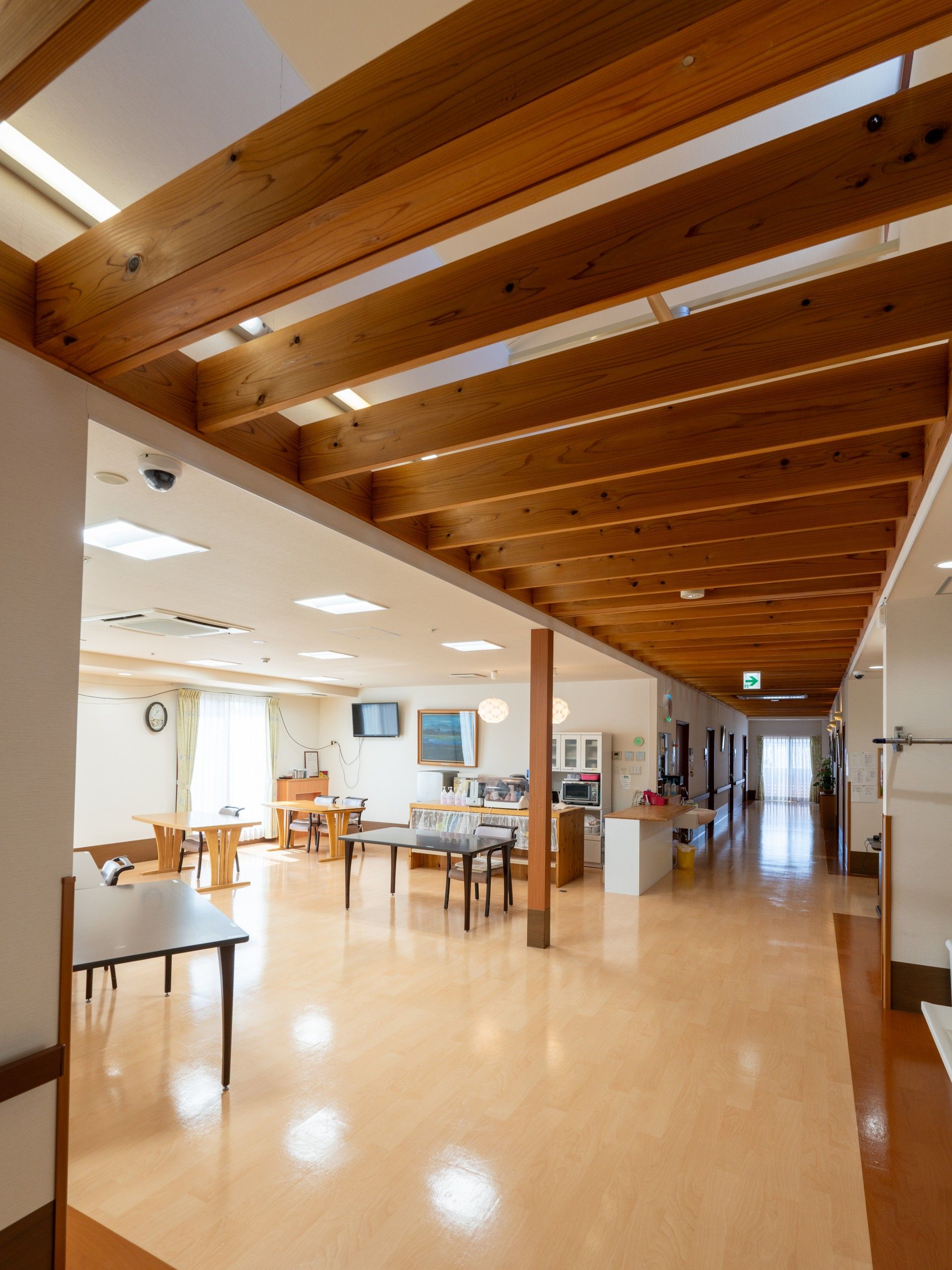 木の温もりを感じる廊下