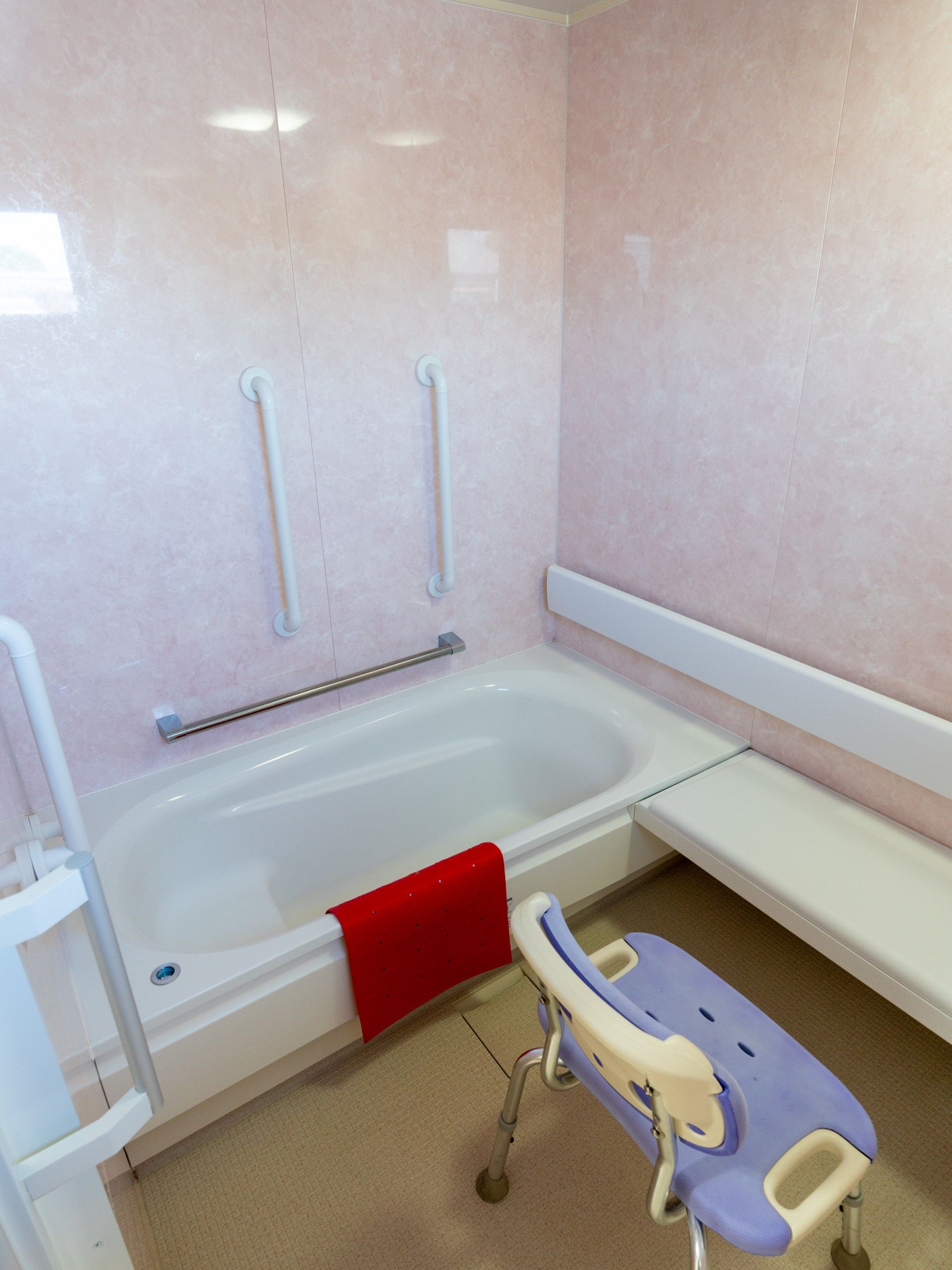 手すり付きの浴室