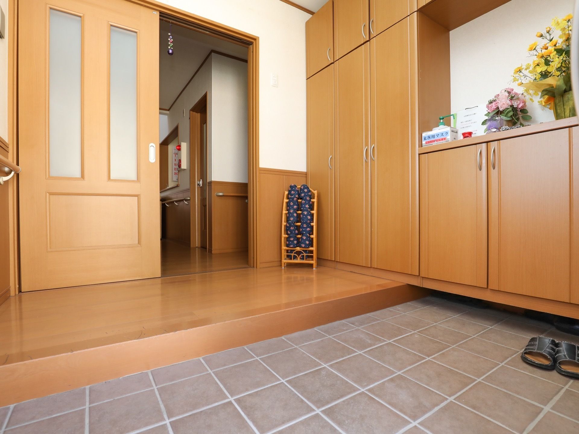 大きな靴箱を備え付け、靴を収納することができるため常に整理整頓した状態を保っている。アットホームな玄関であり、ほっとできる環境を整えている。