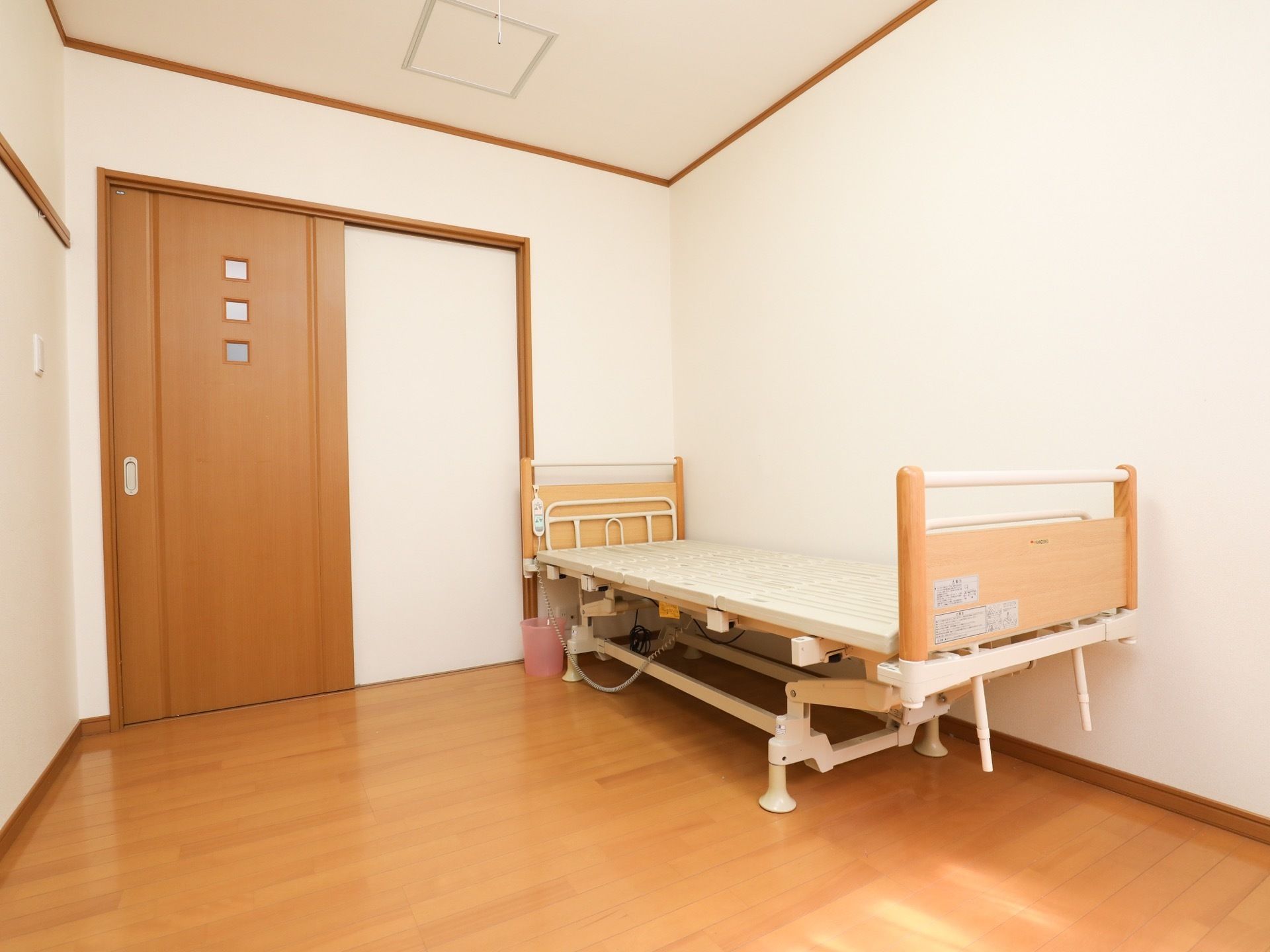 出入りがしやすい大きな引き戸である。木の温もりを感じられる部屋で、快適にゆったりと過ごすことができる。