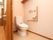 トイレは洋式である。手すりは、垂直・水平方向両方とも取り付けられている。緊急時にスタッフを呼び出せるボタンも設置されている。