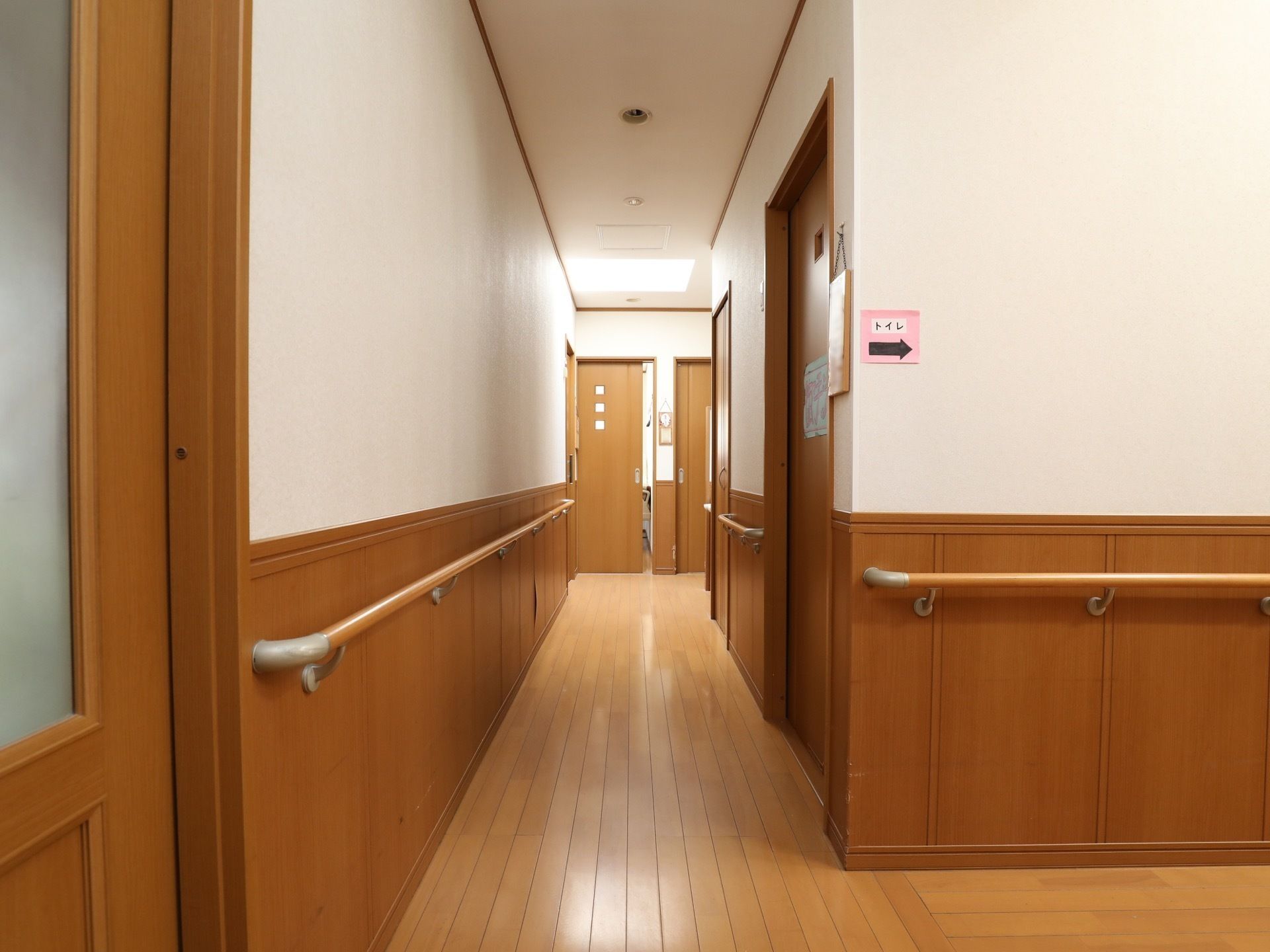 通行しやすいよう、両側に手すりの取り付けられた施設の廊下