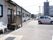 施設の前には駐車場が設置されている。建物は奥行きのある１階建てになっている。部屋の窓は駐車場側にある。