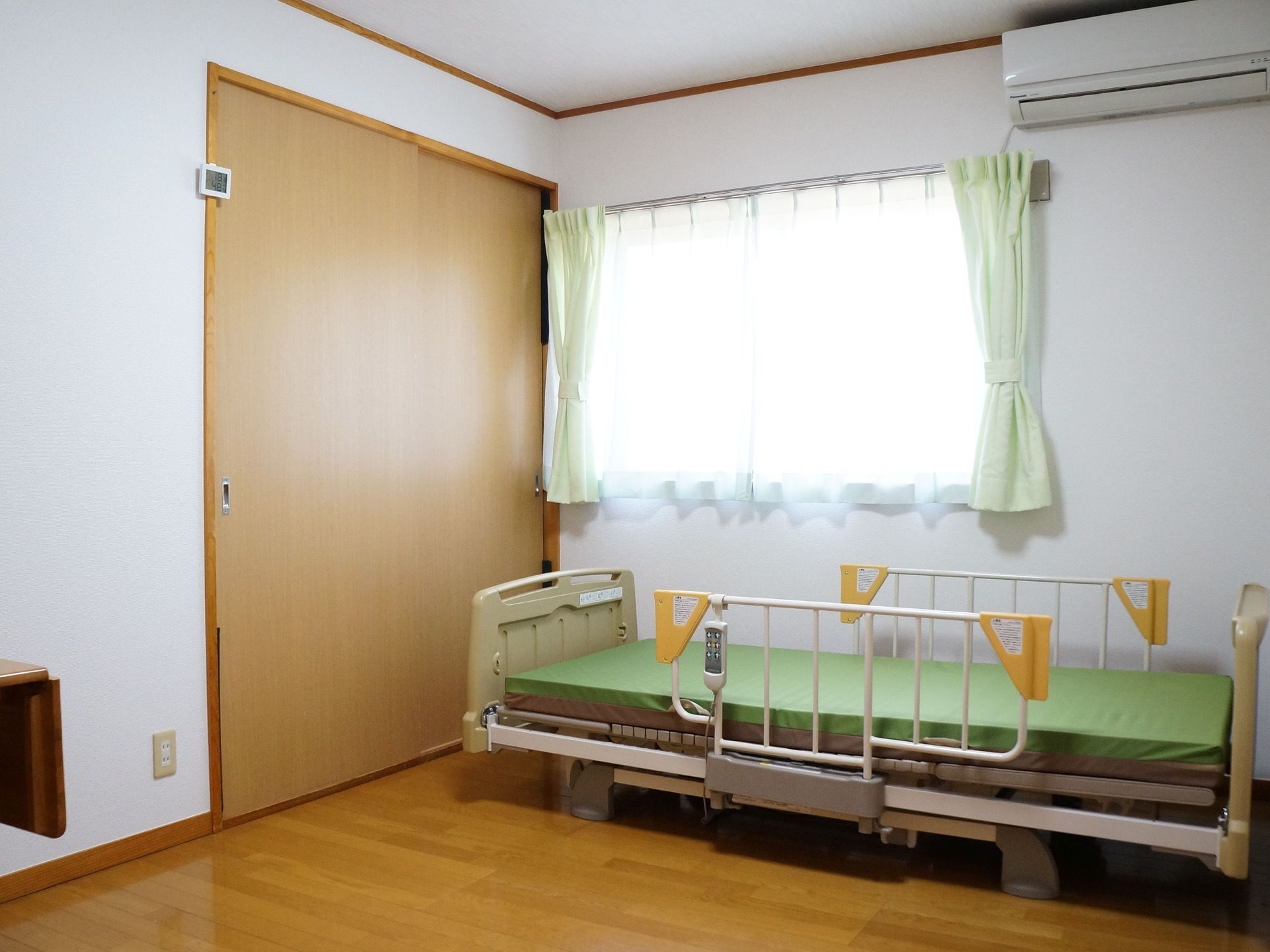 居室内はエアコンを完備している。大きな窓から明るい陽射しが差し込む。収納も大きな押し入れが用意されている。