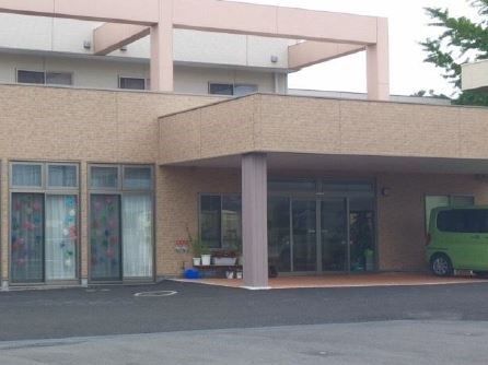 ドアの前の庇の下に車を入れられるように設計された、施設の玄関口