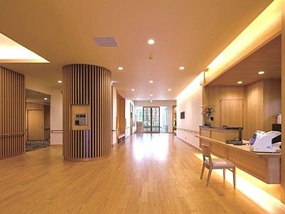 木のぬくもりが感じられるエントランスホールである。カウンターには血圧計が用意されており、目の前に椅子が置かれている。