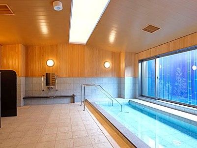 浴室には広々とした空間があり、壁には大きな窓を設けている。浴槽は大きく、縁部分には手すりを設置している。