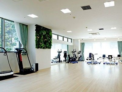 様々な運動器具が置かれた、広々としたスペースの機能訓練室