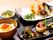色鮮やかな料理が、さまざまな色や形の食器に盛られている。食材もバランスを考えて色々なものが使われている。
