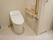 トイレは広さがあり、壁に手すりが付いている。ペーパーホルダーの隣に、呼出しボタンがあり緊急時に備えている。