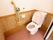 トイレの便座はセンサーで反応するため、自動で開閉することができる。足元に不安を感じる方でも手すりがついているので安心。