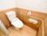 トイレのドアはスライド式で、部屋と床が一続きになっている。腰の高さまで板張りになっており、暖かみのある空間。