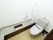 トイレの壁には手すりが取りつけられている。２つ並んだペーパーホルダーがあり、上にものが置けるようになっている。