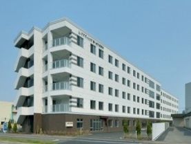 白い外壁が特徴の、鉄筋コンクリート５階建ての建物である。１階部分のみ外壁が茶色である。建物の端にテラスと非常階段がある。