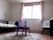 明るい日差しが差し込む部屋は、家具の色をシックに統一してあり、落ち着いた雰囲気になっている。ベッドや椅子も備わっている。