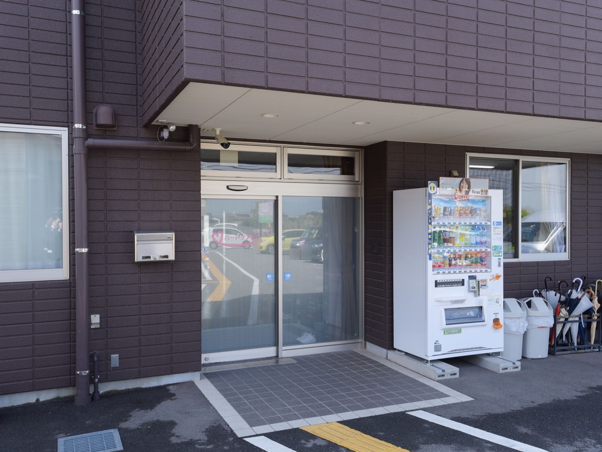 玄関ドアは自動式である。自動販売機が設置されている。外に傘立てがある。入り口まで段差のないバリアフリーである。