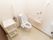 暖房便座つき温水洗浄トイレがある。壁には手すりがあり、呼び出しボタンも設置されている。ワゴンが置かれている。