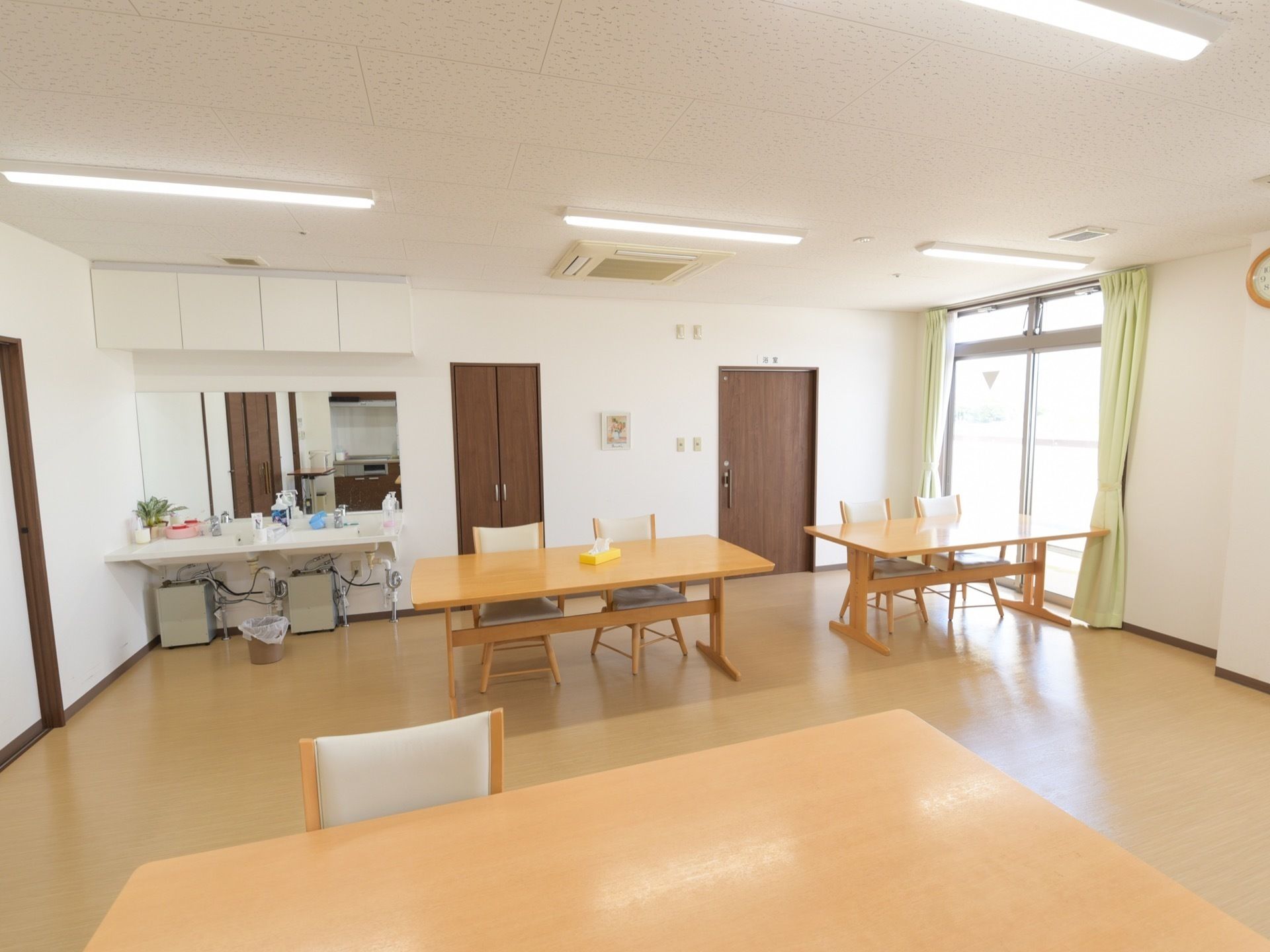 4人掛けのテーブルがゆったりと幅を空けて並べられた食堂