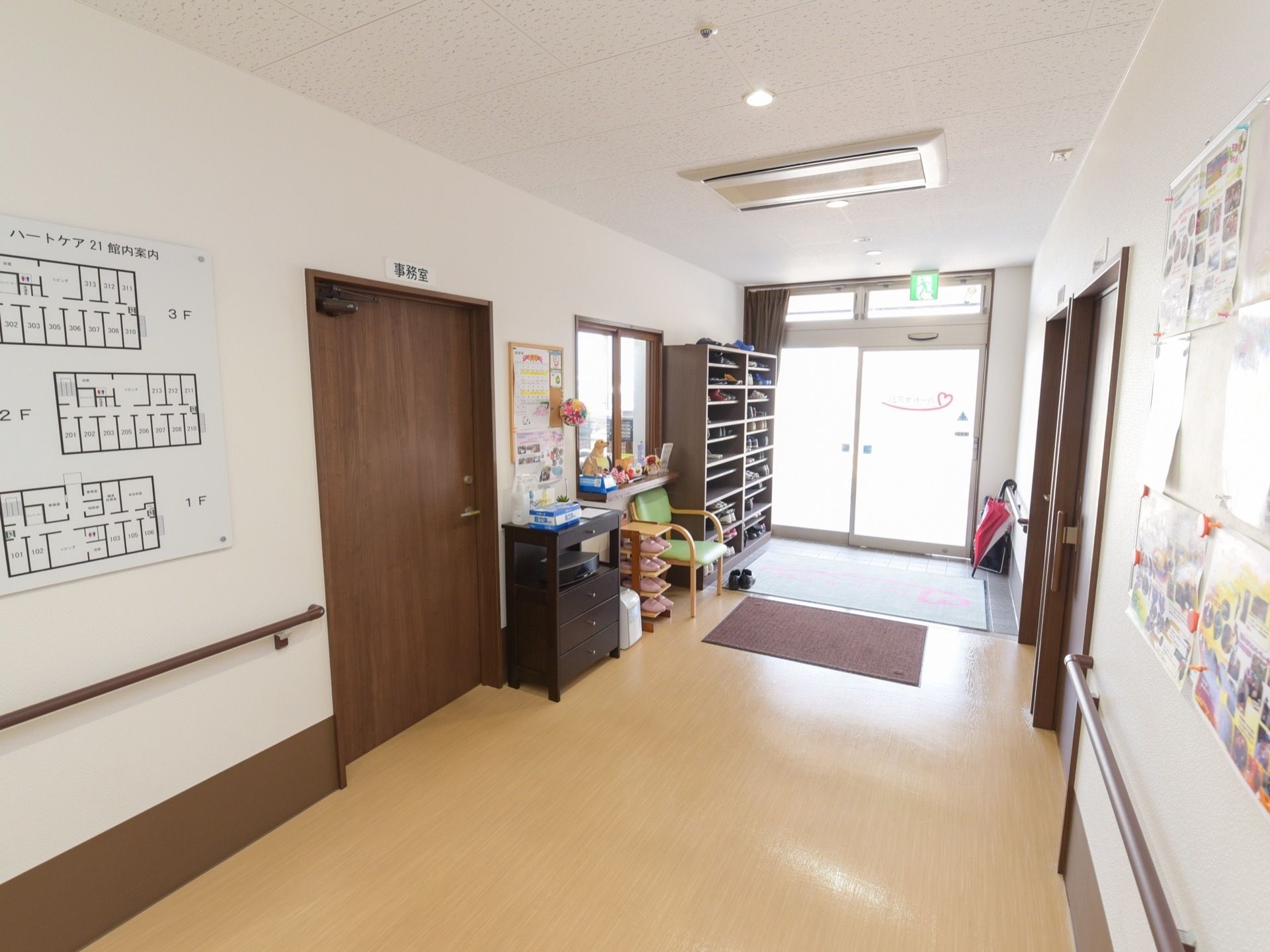 天気の良い屋外で、笑顔で過ごしている老夫婦とスタッフ