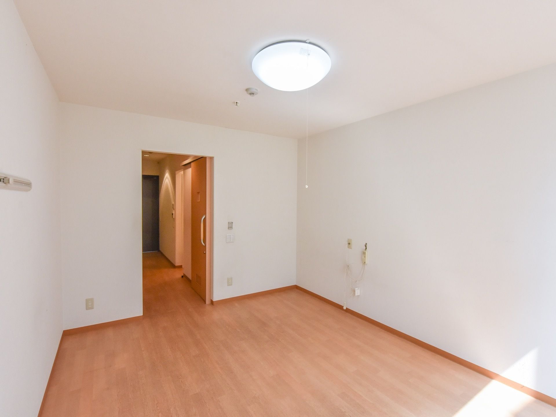 施設の共同の廊下から居室へ入室すると、トイレなどがある廊下を通って部屋につながる間取りになっている。