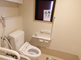 清潔で機能的なトイレの室内