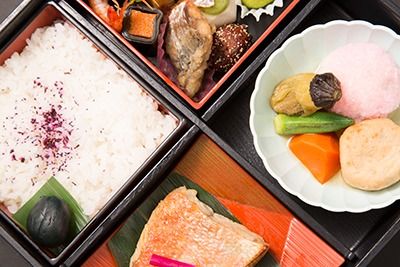 重箱に収められた、色とりどりの食材が丁寧に調理されたお食事