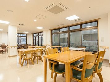 大きな窓から自然光の入る、明るく広々とした共有スペース