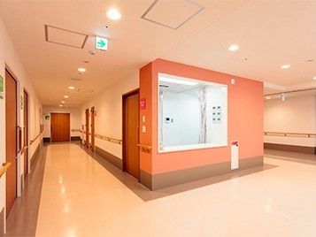 広々とした廊下からつながる、スタッフのいる受付と共有スペース