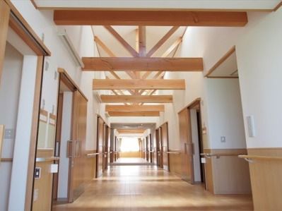 高い天井が開放感を感じさせる、広々とスペースの取られた廊下