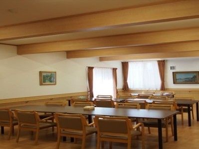 食堂にはたくさんの4人掛けテーブルが並べられており、白い壁には木枠の額に入った絵画が掛けられている。