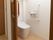 居室のトイレはスライドドアで段差なく入ることができる。壁には手すりがついているので、立ったり座ったりが楽に行える。