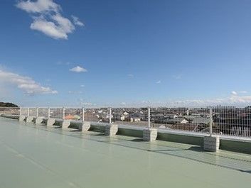 屋上の広いスペースは日当たりが良く、周囲には柵が設けられている。屋上からは建物の周りの景色を一望することができる。