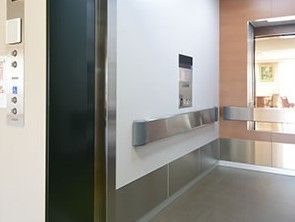 施設内のエレベーターは奥行きが広く、ストレッチャーにより寝たきりの状態でも搬送ができるようになっている。