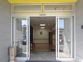 施設の玄関には屋根があり、自動のガラス引き戸が設置されている。入り口から館内を通じてフラットな設計で、車椅子による移動が可能になっている。