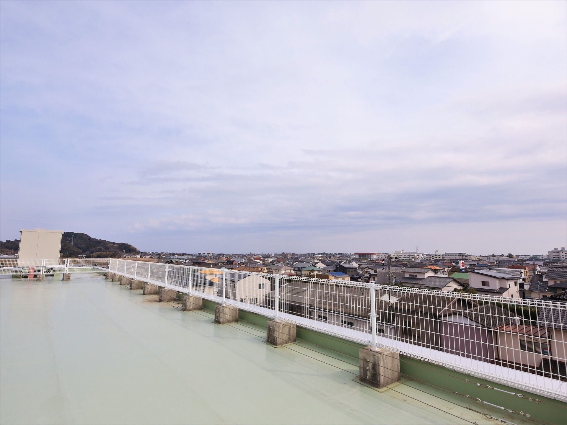 施設にはフェンスで囲まれた屋上がある。周囲には街並みが広がっている。外の空気に触れて、気軽に気分転換ができる。