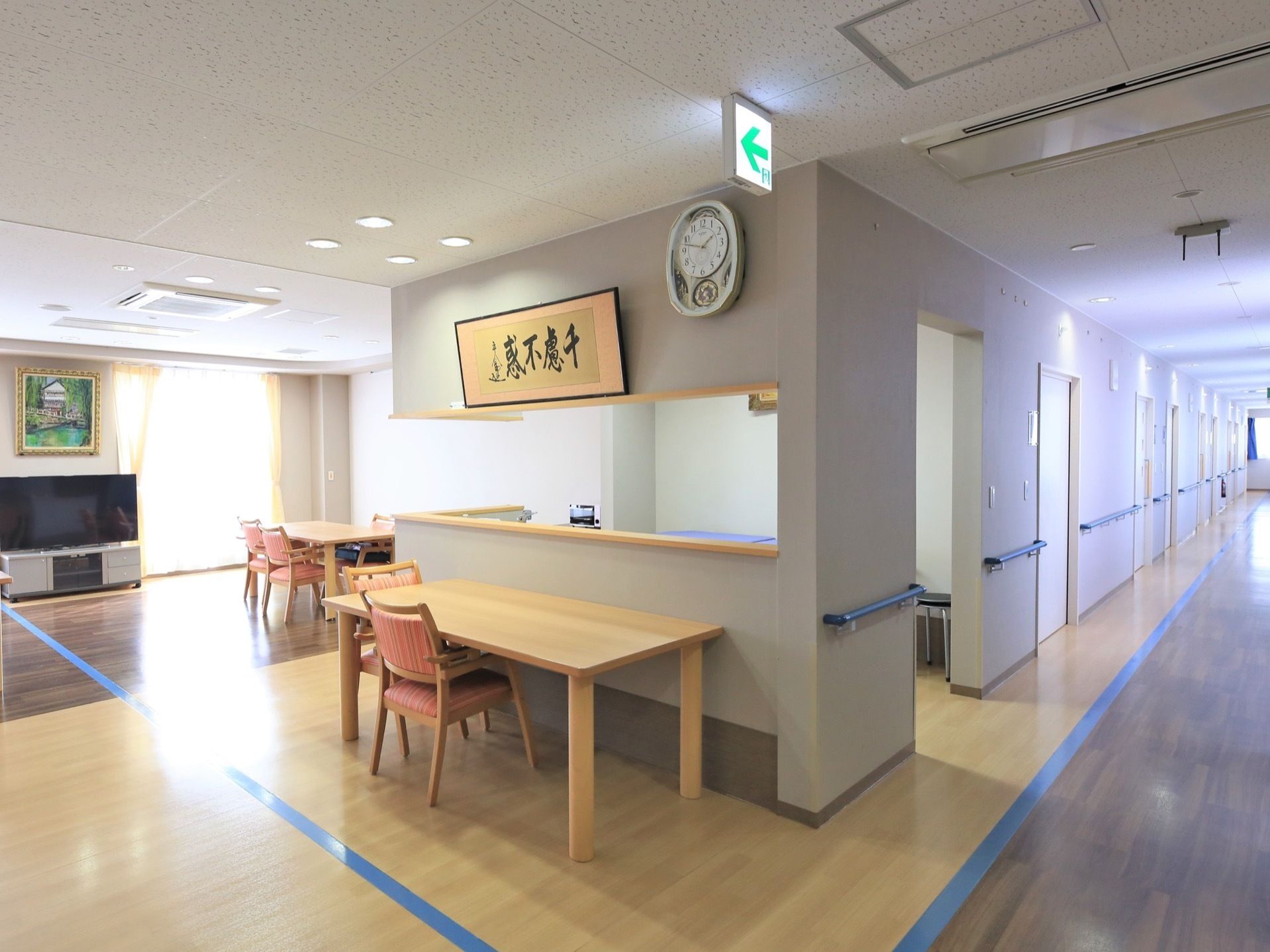 共有スペースの壁際に、大型のテレビが設置されている。食事などをしながら気軽に視聴することが可能である。