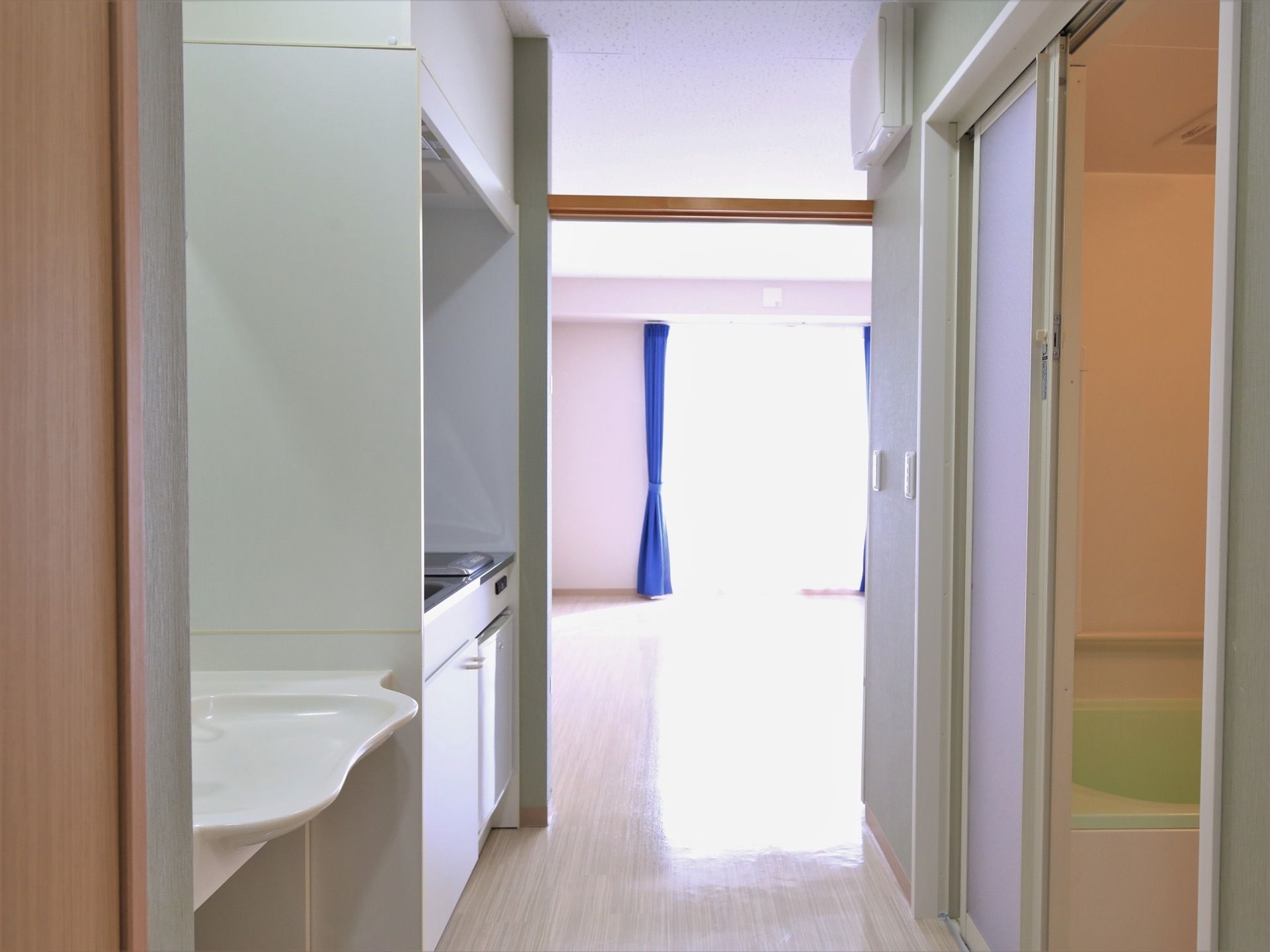 窓から光が差しこむ明るい居室。床はクッションフロアシートを採用しており、水などをこぼしても容易に拭き取ることができる。