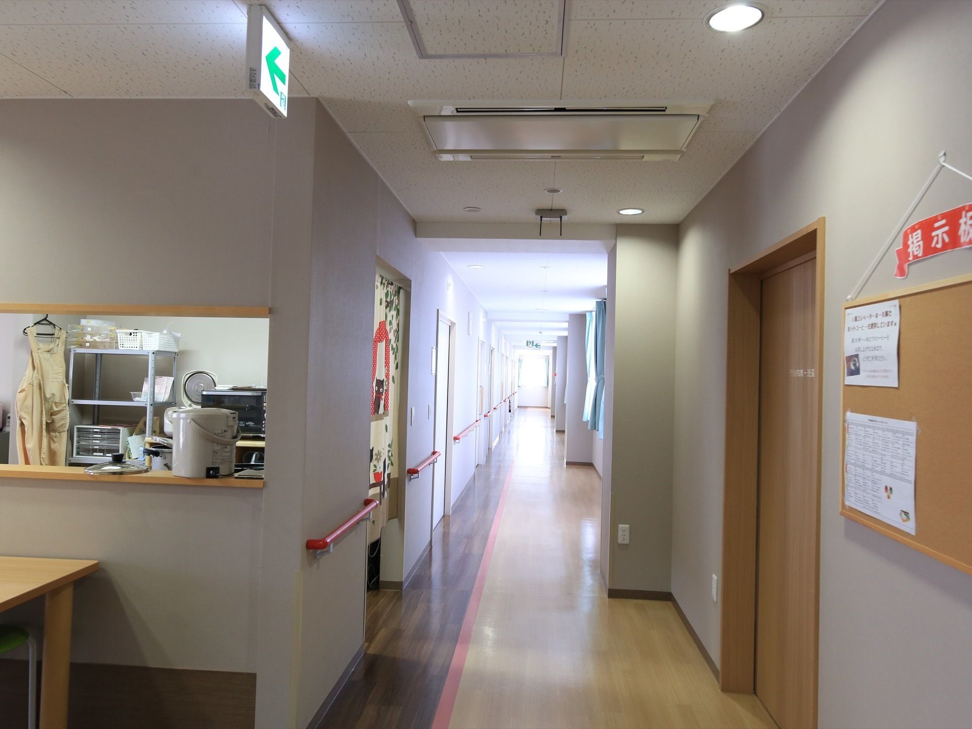 共用廊下の右側の壁には掲示板を設置している。その日の献立などを、通行の途中に気軽に確認することができる。