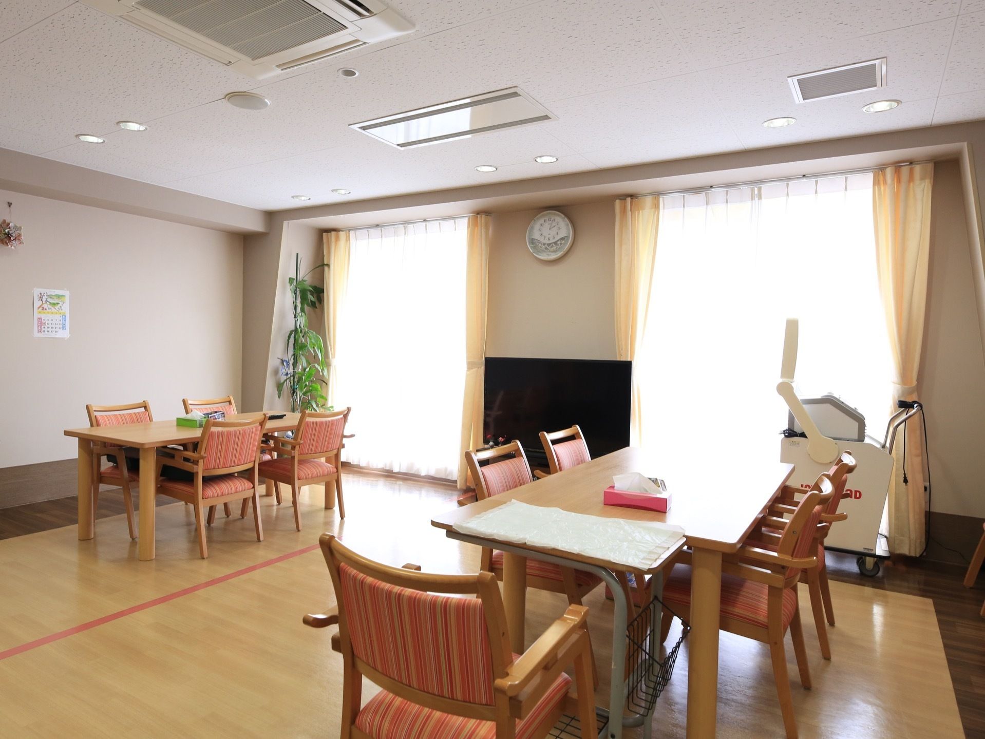 共有スペースの天井には埋め込み式の大型エアコンを設置している。季節に影響を受けることなく快適に過ごすことができる。