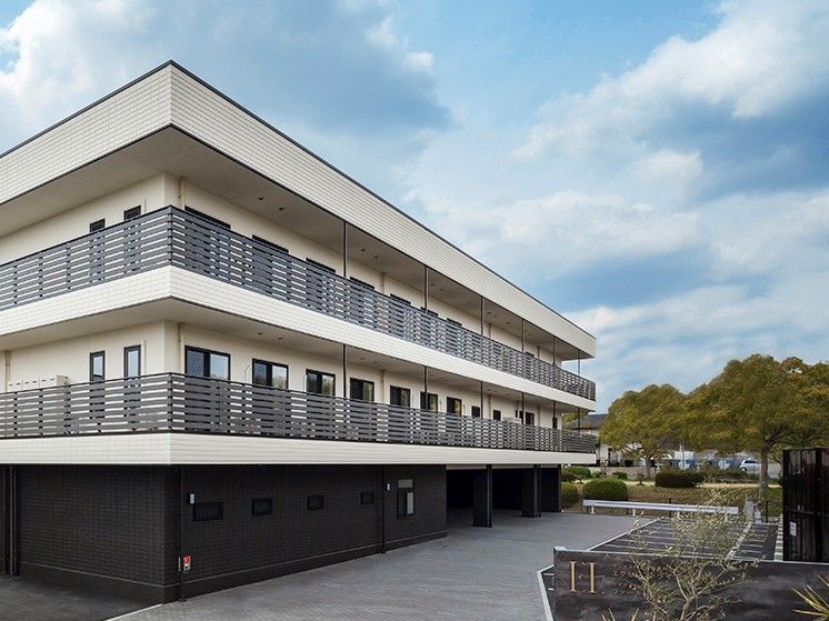 白と黒の配色がお洒落な、3階建てでバリアフリーの施設