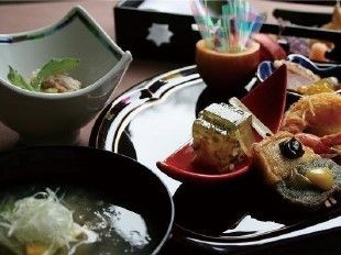 ダイニング兼談話室では毎日手の込んだ料理が用意されている。美味しい料理を味わいながら、入居者様同士の交流も楽しめる。