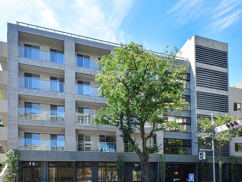 日当たりのよい場所に建つ、コンクリート打ちっぱなしのデザインが特徴的な施設