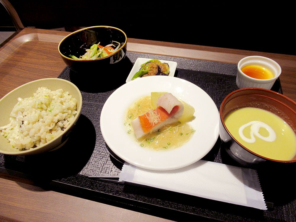 魚料理とご飯とスープ、デザートがセットになったメニュー